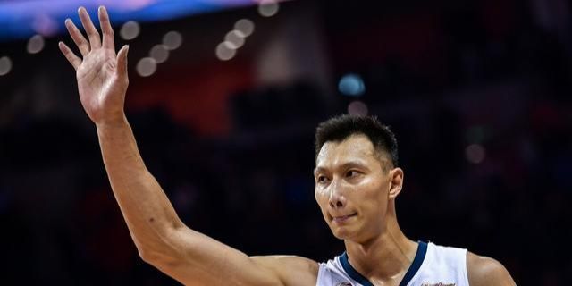 阿森纳1-0埃因霍温第50分钟，埃因霍温后场直塞，佩皮拿球观察一下分球，维特森跟上推射击中球门立柱内侧弹进球门！
